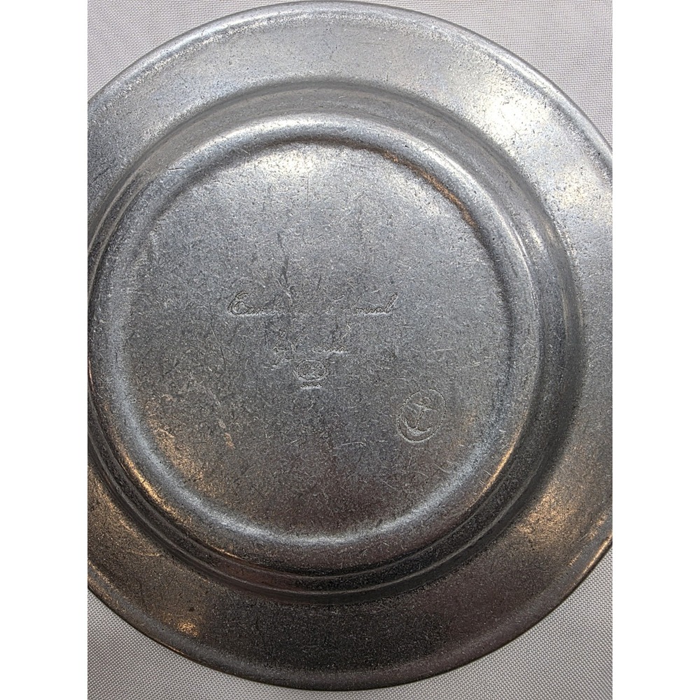 Oneida Cambridge Colonial 8" Round Pewter Plates. Set Of 2 - Picture 6 of 7